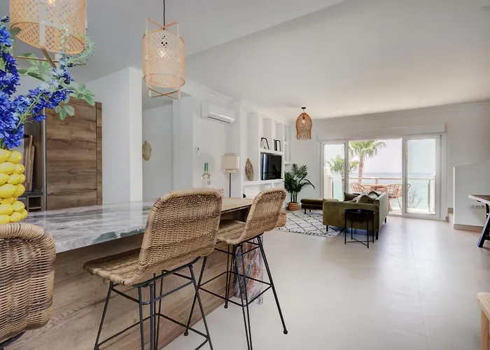 Penthouse Belisimo - Gerenoveerd Met Balkon & Zeezicht 에스테포나